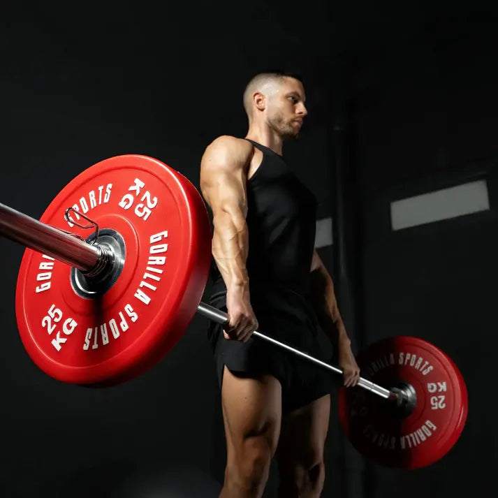 atleta haciendo peso muerto con barra olímpica y bumper plates de 25 kg