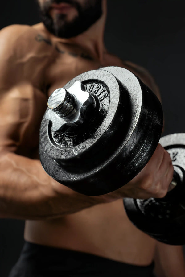 atleta haciendo curl de bíceps con discos