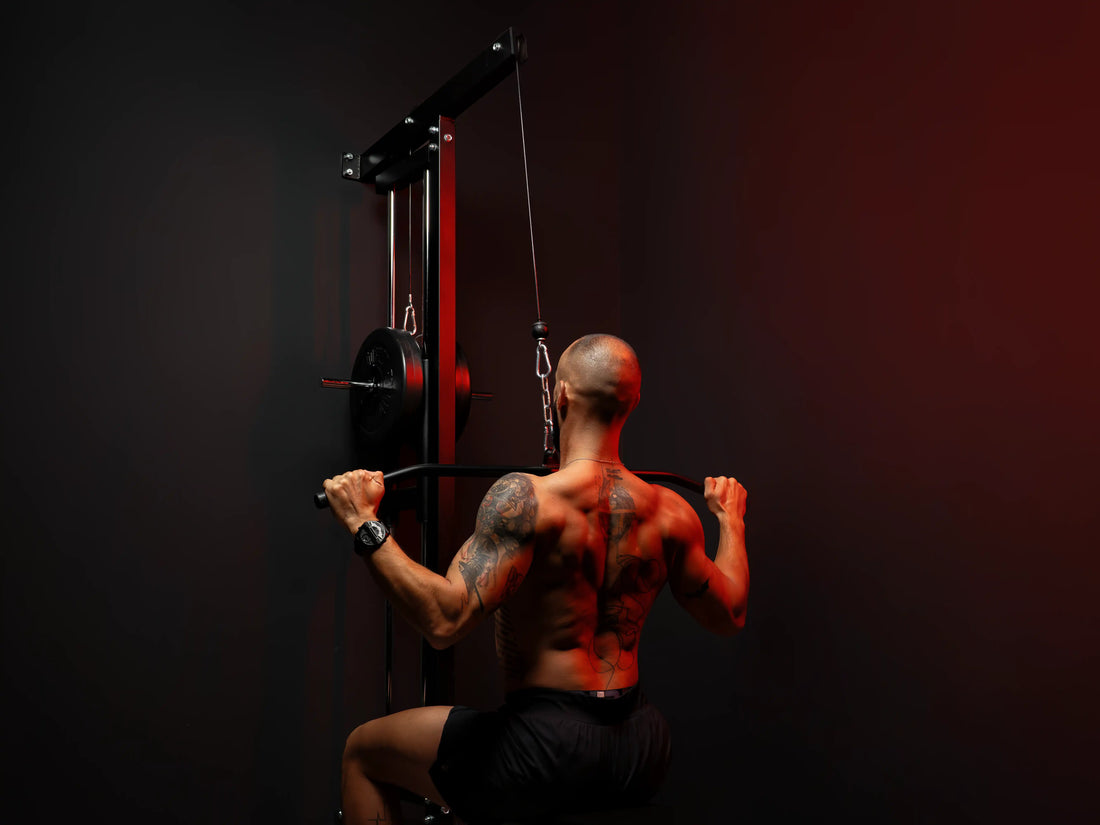 atleta entrenando jalón en polea en Home Gym